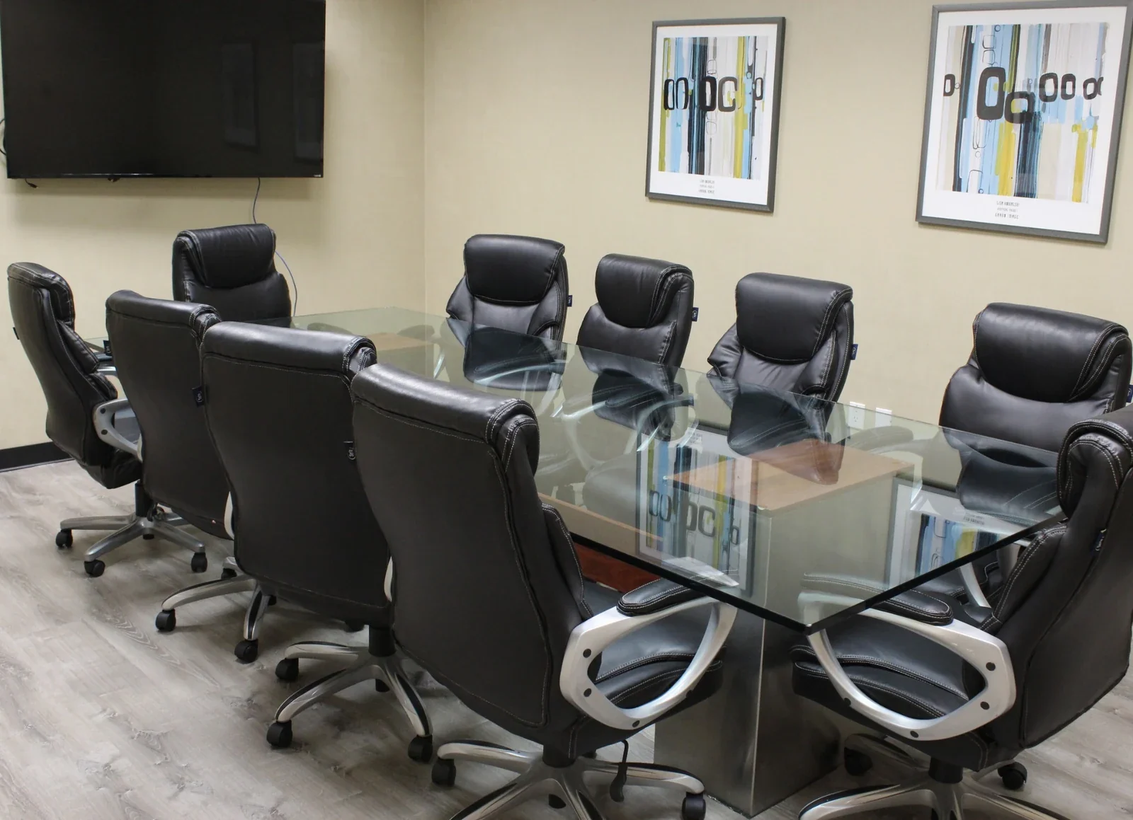 Sala de reuniones de Gateway con mesa y pantalla para presentaciones