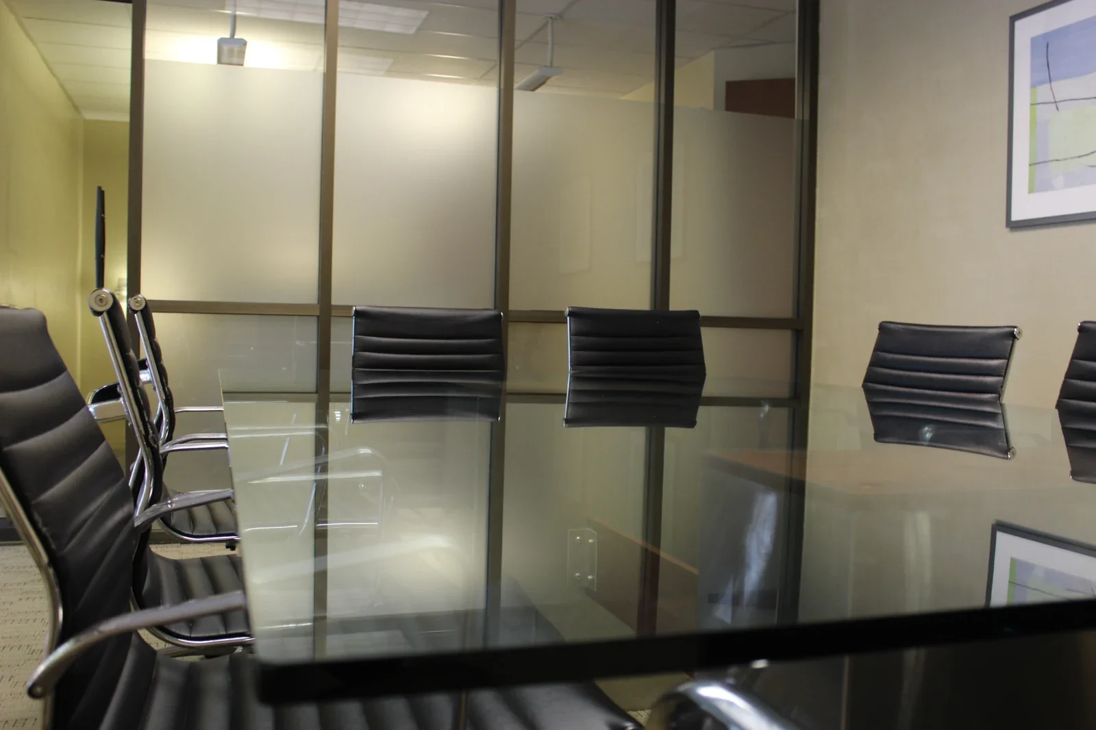 Espacio de reuniones de Gateway para evaluar una posible sesión de grabación; no es un estudio equipado